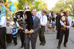 Parade of people from Congregation Sha'arei Torah in Cincinnati, Ohio